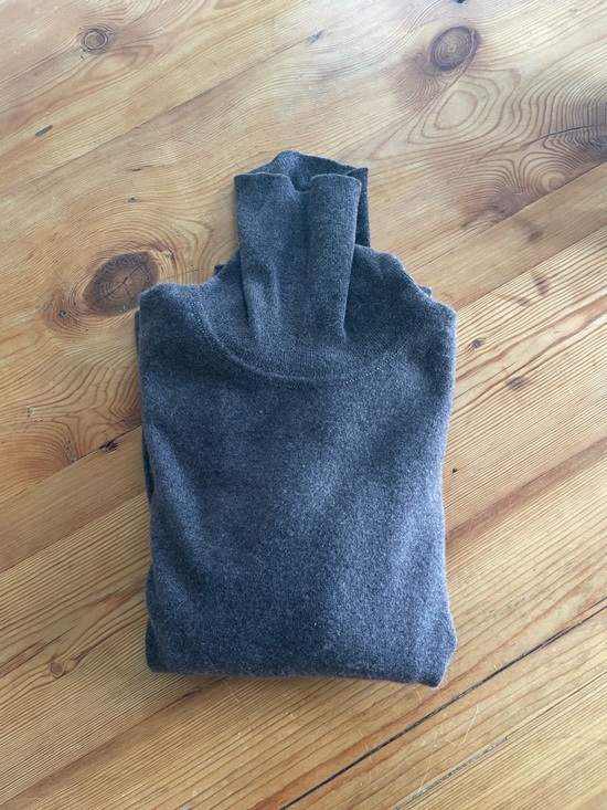 Sweaters - Never worn! 100% Pure Cashmere Turtleneck Sweater in Walnut (M)